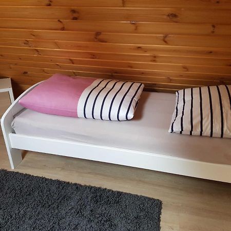 Blockhaus Canow Mit Fahrraedern Esterno foto