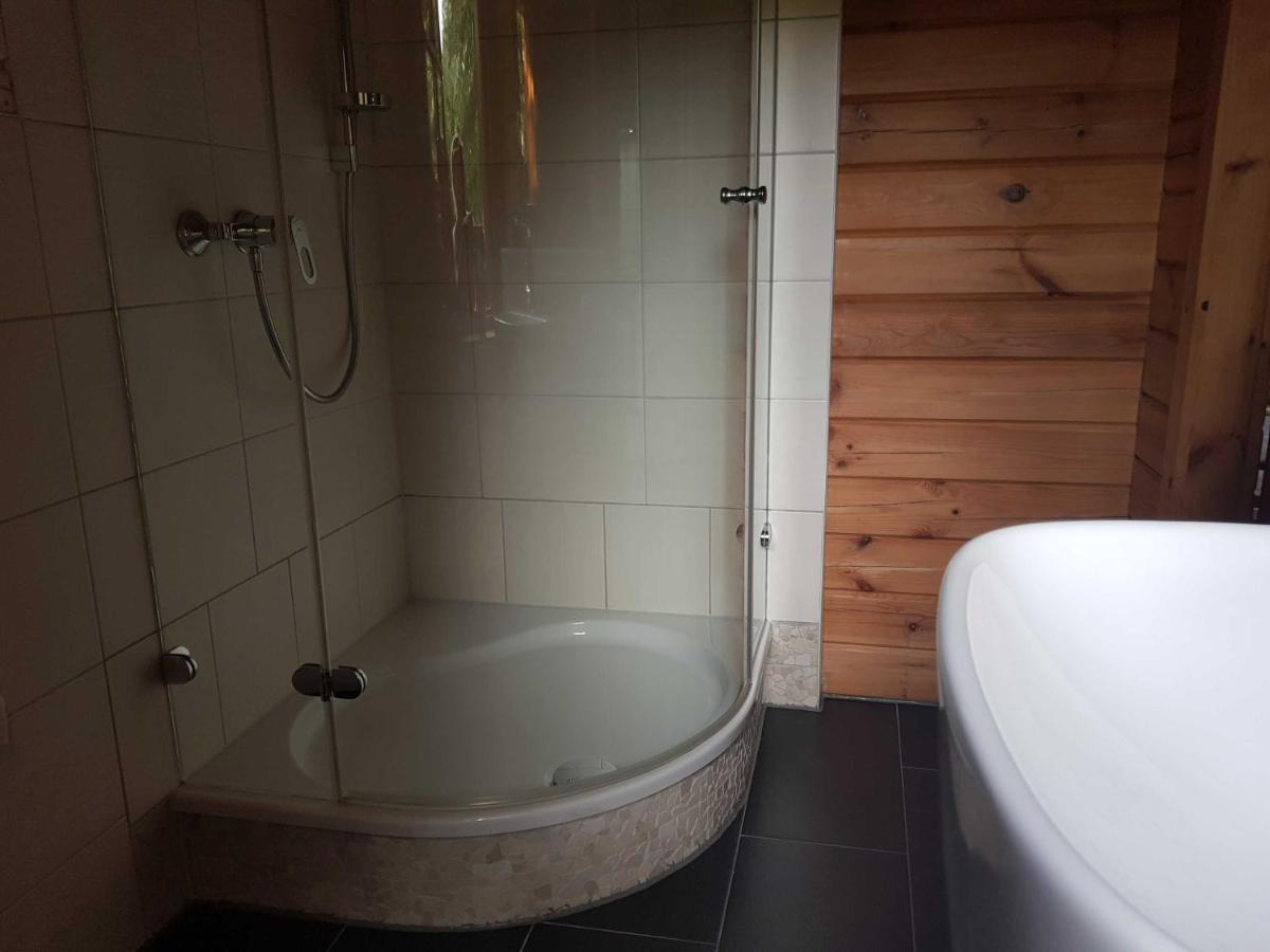 Blockhaus Canow Mit Fahrraedern Esterno foto